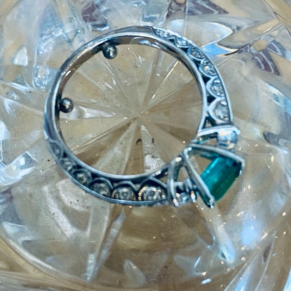 Orianne….Natural diamonds and natural emerald ring on 14ct white gold - Picture 3 of 13